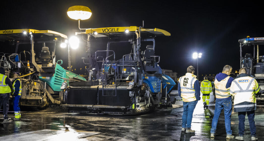 Allongement de piste de Charleroi – Pose de la dernière couche d’hydrocarboné