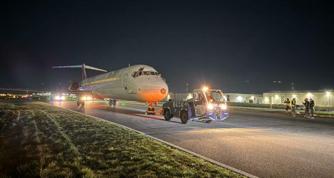 Aéroport de Charleroi – Déplacement réussi du MD 83 du WAN !